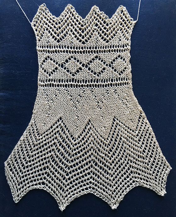 Lace knit collar with eyelet diamonds and deep lace points