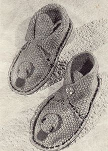 Knitted duckie slippers for toddlers. Free knitting pattern.