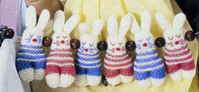 Knitted bunny rabbits from 1981. Free knitting pattern.