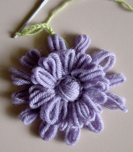 Joining the yarn to the first flower
