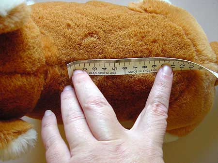 Measuring the back seam of the toy