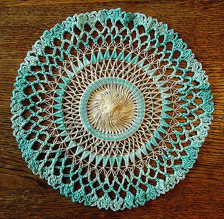 Teneriffe lace with a crochet edging