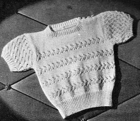 baby jumper with v-patterned lace design